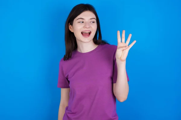 Mladá Žena Ukazuje Ukazuje Prsty Číslo Čtyři Zároveň Usmívá Sebevědomě — Stock fotografie