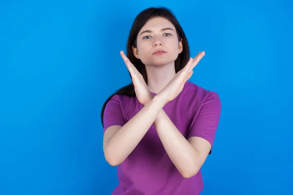 Genç Kadın Reddedilme Ifadesi Kollarını Kavuşturarak Negatif Işaret Yapıyor Kızgın — Stok fotoğraf