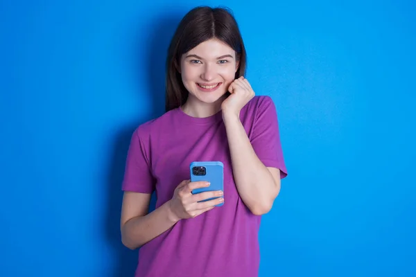 Joyous Jovem Posa Com Dispositivo Telefone Móvel Digita Mensagem Texto — Fotografia de Stock