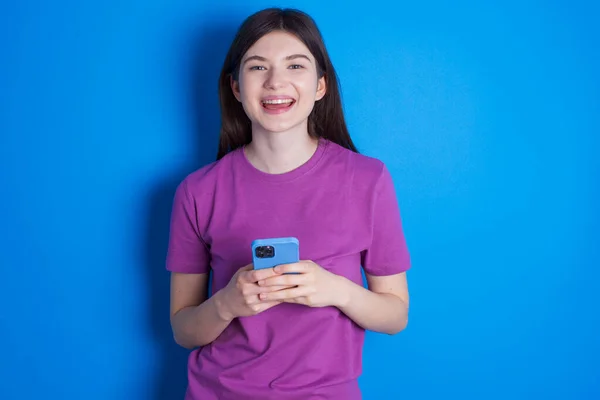 Mujer Joven Emocionada Sosteniendo Teléfono Inteligente Mirando Sorprendido Cámara Después —  Fotos de Stock