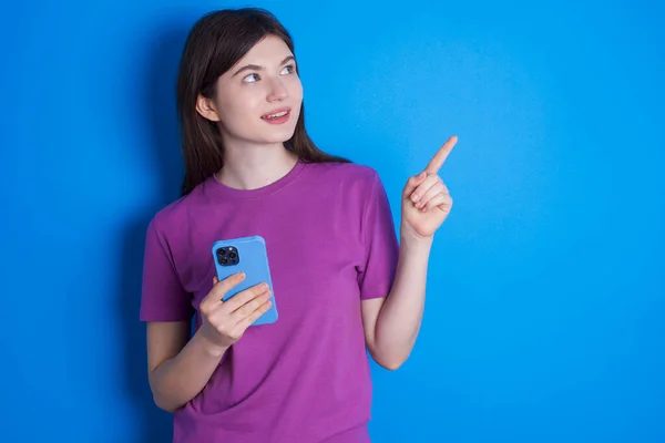 Páni Vzrušená Mladá Žena Ukazuje Mobilní Telefon Otevřenou Rukou Gesto — Stock fotografie