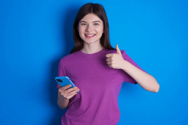 Portret Młodej Kobiety Korzystającej Piszącej Smartfona Zadowolonej Dużego Uśmiechu Robiącej — Zdjęcie stockowe