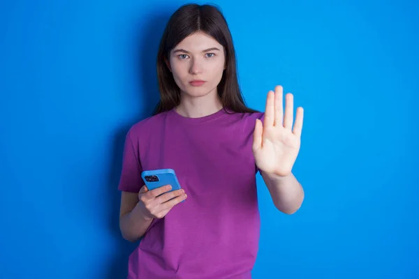 Ung Kvinna Använder Och Sms Med Smartphone Med Öppen Hand — Stockfoto