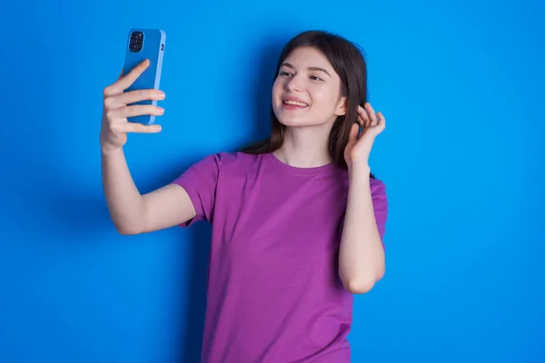 Jovem Mulher Sorrindo Tomando Uma Selfie Pronto Para Publicá Suas — Fotografia de Stock
