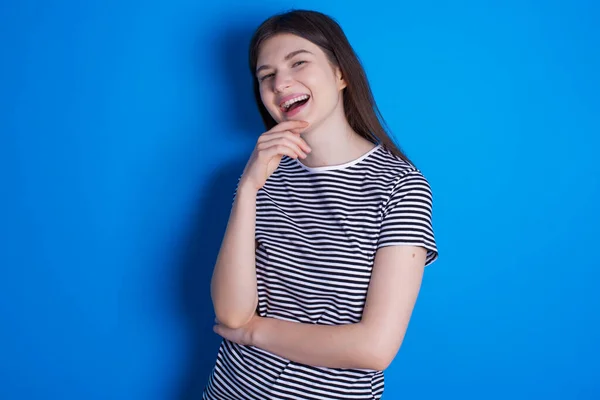 Mladá Žena Šťastně Směje Drží Ruku Bradě Vyjadřuje Pozitivní Emoce — Stock fotografie