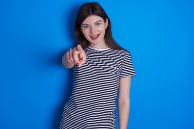 Heyecanlı genç kadın işaret parmağıyla seni işaret ediyor ve çok komik bir şey görüyor. Vay canına, inanılmaz.