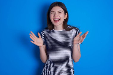 Çılgın öfkeli genç kadın yüksek sesle bağırıyor ve öfkeyle el kol hareketi yapıyor. Olumsuz insani duygular kavramı