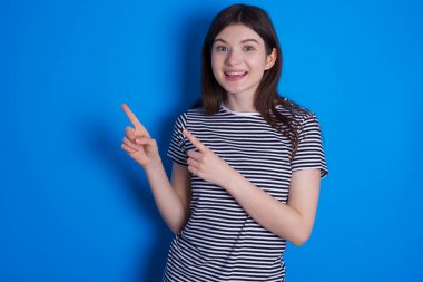 Fotokopi alanındaki genç kadın puanları reklam için doğru yönü gösteriyor