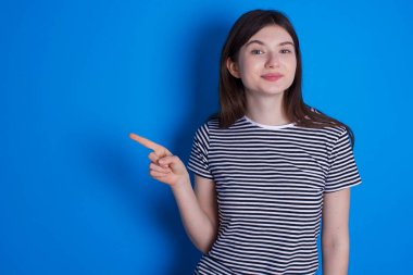 Tatmin olmuş genç bir kadın sağ üst köşede iyi bir teklif sunuyor. Bağlantı üzerine tıklayın.