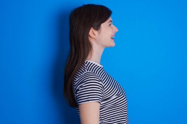 Boş alana bakan güzel bir genç kadının profil portresi