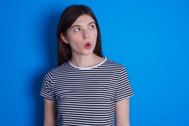 Boşluğa bakıp ağzı açık bağıran genç bir kadın: 