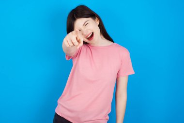 Genç esmer kadın kameraya kızgın ve sinirli bir şekilde seni işaret ediyor ve seninle kavga etmeye hazır..