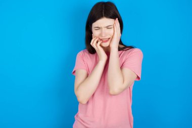 Kasvetli, umutsuz, ağlayan genç esmer kadın, stresli görünüyor, kaşlarını çatıyor, yalnız ve endişeli hissediyor.