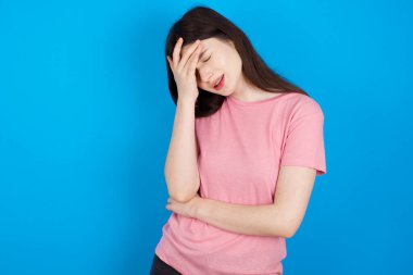 Çok üzgün ve yalnız bir esmer kadın ağlıyor.