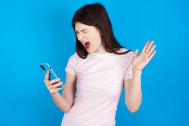 Kızgın genç esmer kadın telefonda bağırıyor, bir çalışanla tartışıyor. İşte sorunlar var..