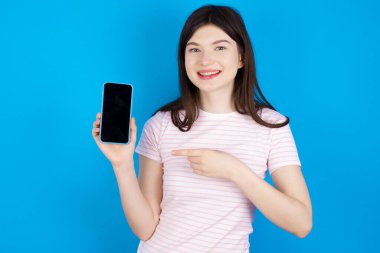 Çekici, neşeli, esmer kadın siyah ekranı gösteren bir hücrede tutuluyor.