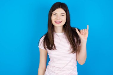 Genç esmer kadın, parmaklarıyla işaret dilinde Çince işaret diliyle 6 numara Liu 'yu gösteriyor.