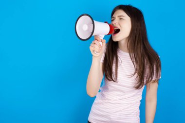 Genç esmer kadın Megafon 'da çığlık çığlığa bağırıyor.