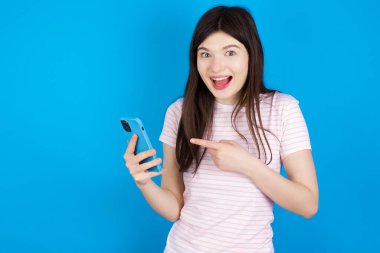 Güzel bir portre, afallamış esmer bir kadın inanılmaz derecede beklenmedik tavsiyeler verdi.