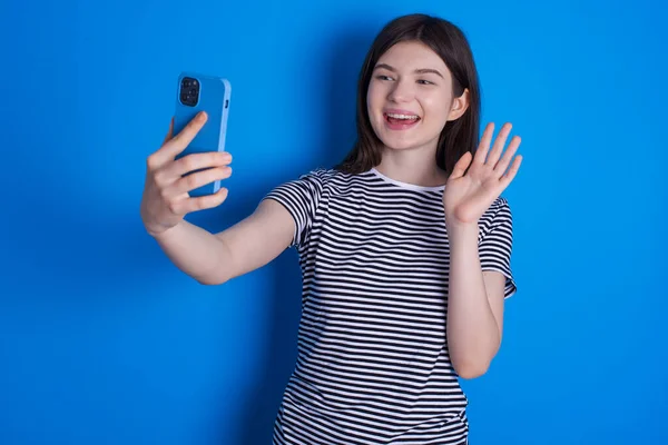 Jovem Mulher Detém Telefone Celular Moderno Faz Chamadas Vídeo Ondas — Fotografia de Stock