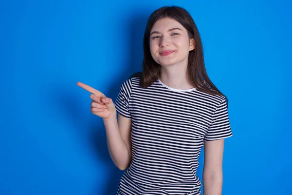 Mladá Žena Ukazuje Stranu Prázdném Prostranství Demonstruje Reklamu Lidé Koncepce — Stock fotografie