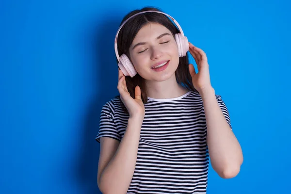 Jeune Femme Avec Casque Sur Tête Écoute Musique Profiter Chanson — Photo