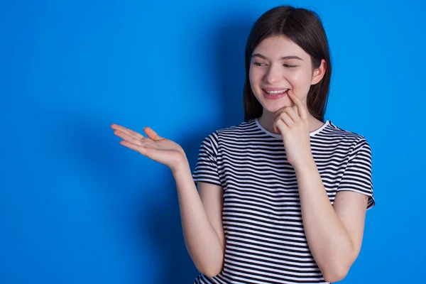 Positive Junge Frau Mit Offener Handfläche — Stockfoto