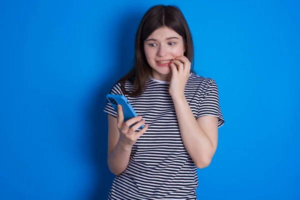 Medo Engraçado Jovem Segurando Telefone Unhas Bitting — Fotografia de Stock