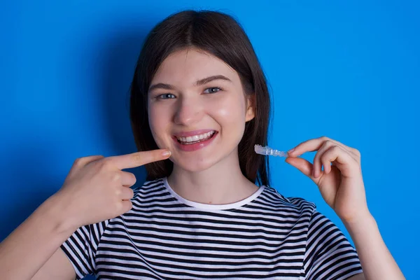 Young Brunette Woman Holding Invisible Aligner Dental Healthcare Confidence Concept — Stock Photo, Image