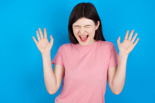 Duygusal Genç Esmer Kadın Yüksek Sesle Güler Komik Fıkra Hikaye — Stok fotoğraf