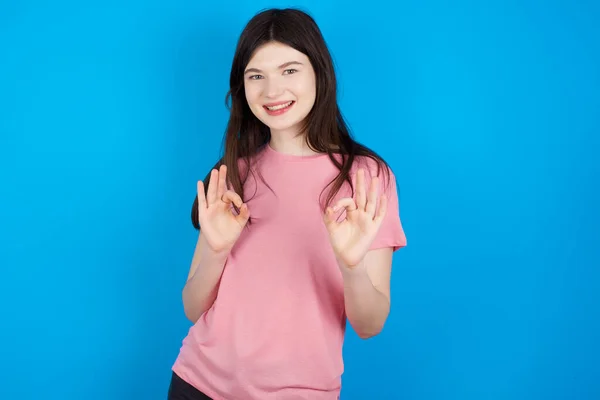 Genç Bir Kadın Iki Elini Tamam Işareti Ile Gösteriyor Onaylama — Stok fotoğraf