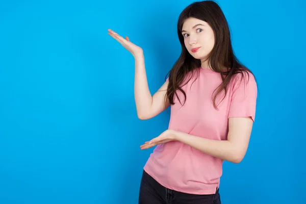 Jeune Femme Pointant Côté Avec Les Deux Mains Montrant Quelque — Photo