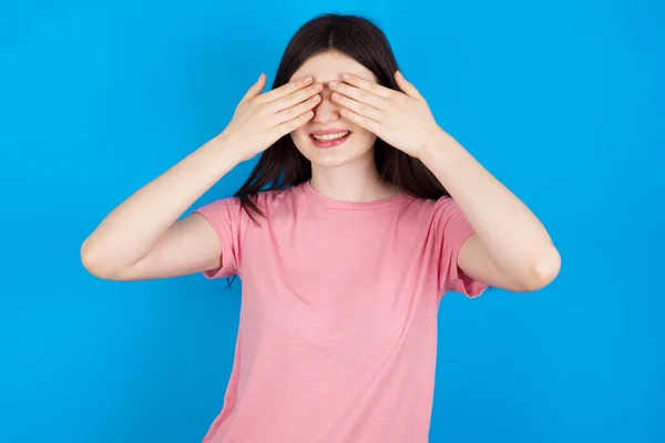 Młoda Brunetka Zakrywająca Oczy Dłońmi Uśmiechniętymi Wesołymi Zabawnymi Koncepcja Niewidomych — Zdjęcie stockowe