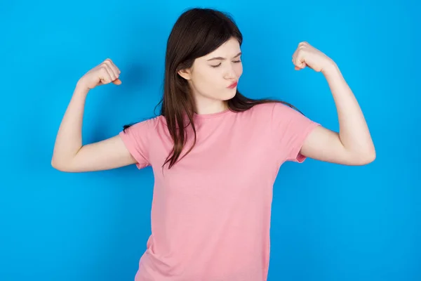 Young Brunette Woman Showing Arms Muscles Smiling Proud Fitness Concept — Stock Photo, Image