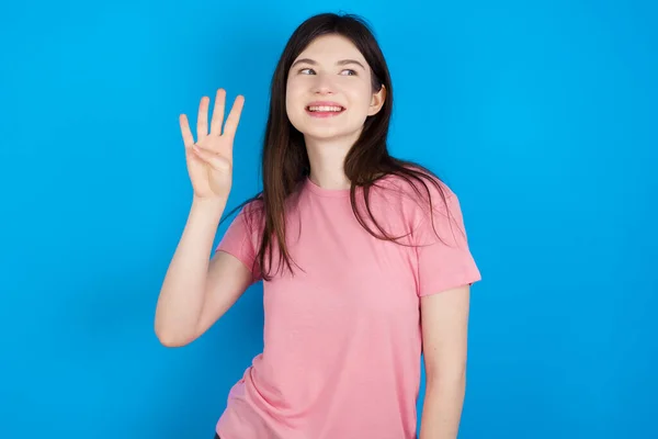 Mladá Brunetka Žena Ukazuje Ukazuje Prsty Číslo Čtyři Zároveň Usmívá — Stock fotografie