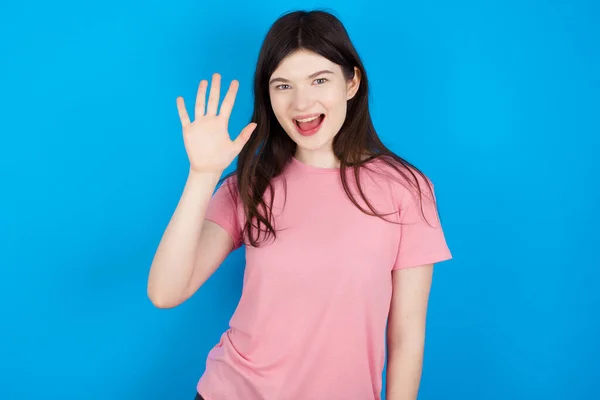 Genç Esmer Kadın Beş Numarayı Gösterip Işaret Ederken Kendinden Emin — Stok fotoğraf
