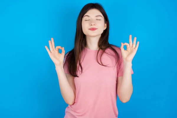 Genç Esmer Kadın Rahatlıyor Gözleri Kapalı Gülümsüyor Parmaklarıyla Meditasyon Hareketi — Stok fotoğraf