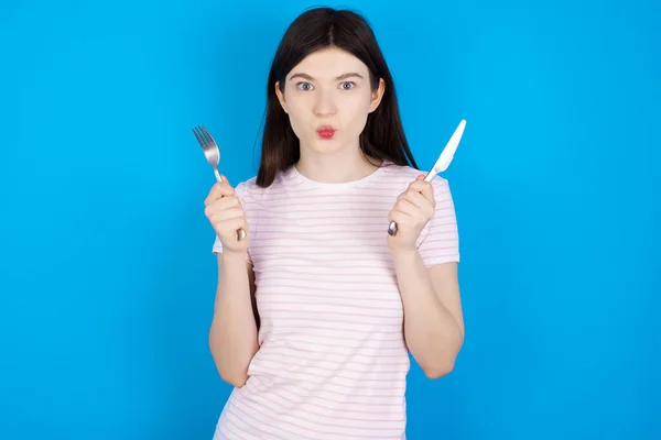 Hambre Joven Morena Mujer Sosteniendo Mano Tenedor Cuchillo Quiere Sabroso — Foto de Stock