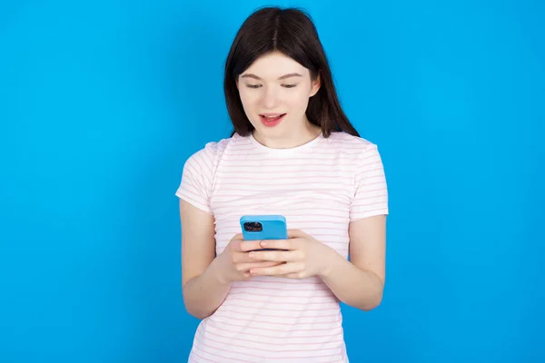 Jovem Morena Usando Telefone Celular Conversando Tempo Livre — Fotografia de Stock