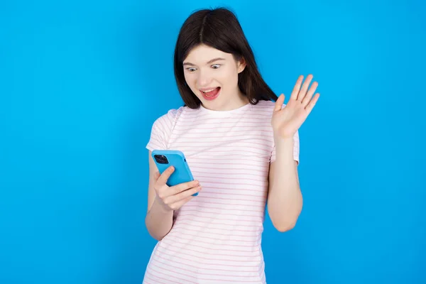 Jovem Morena Segurando Mãos Celular Lendo Notícias Navegação — Fotografia de Stock