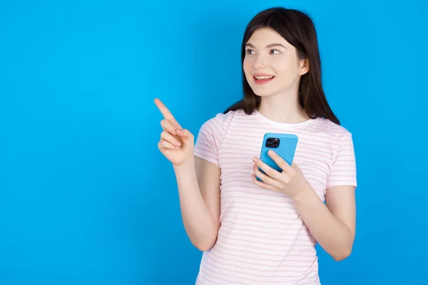Páni Vzrušená Mladá Brunetka Žena Ukazuje Mobilní Telefon Otevřenou Rukou — Stock fotografie