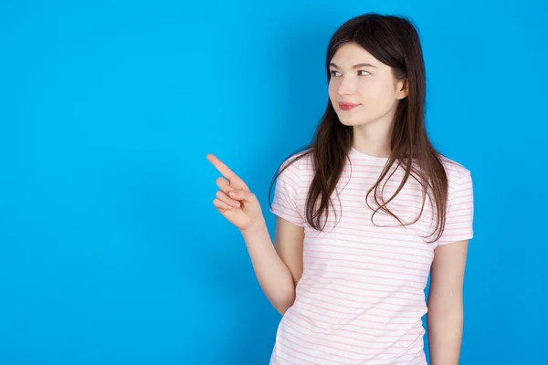 Young Brunette Woman Points Copy Space Advertises Something Advices Best — Photo