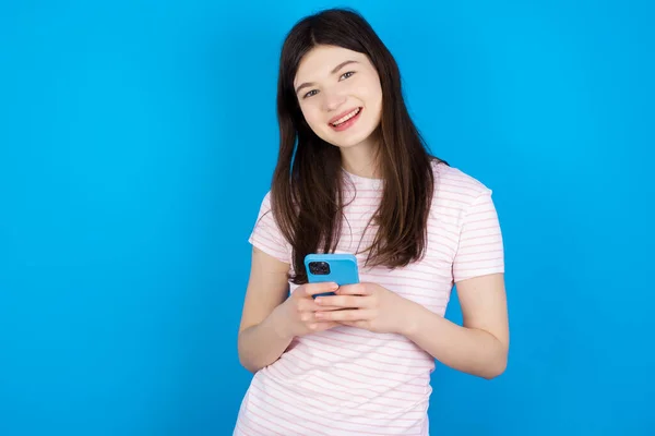 Mladá Brunetka Žena Pomocí Mobilního Telefonu Psaní Sms Zpráva — Stock fotografie