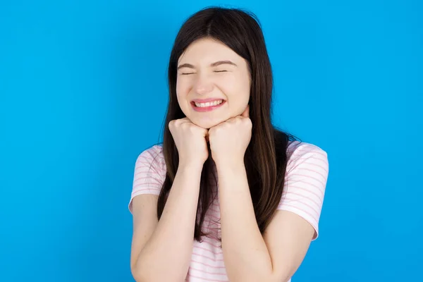 Young Brunette Woman Grins Joyfully Imagines Something Pleasant Copy Space — Stok fotoğraf