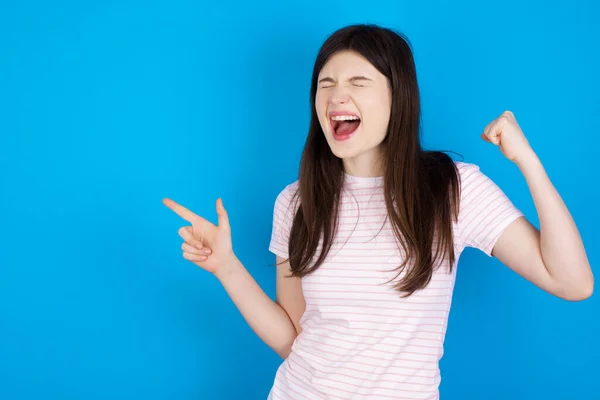 Cheerful Young Brunette Woman Showing Copy Space Celebrating Luck — ストック写真