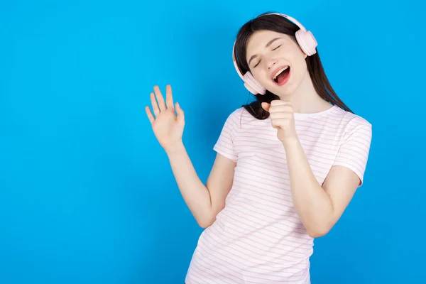 Gelukkig Jong Brunette Vrouw Zingt Favoriete Lied Houdt Hand Buurt — Stockfoto