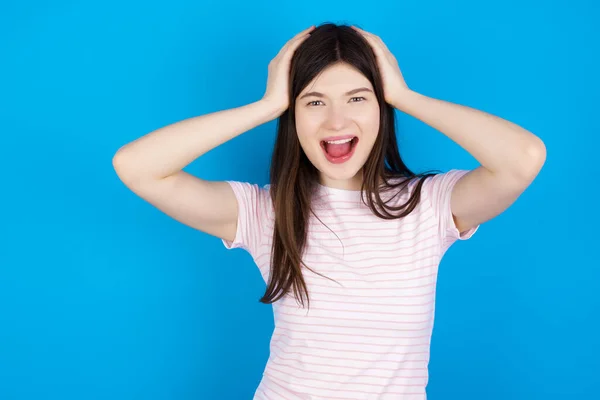 Cheerful Overjoyed Young Brunette Woman Reacts Rising Hands Head Receiving — ストック写真