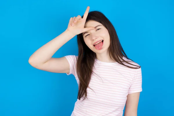 Komik Genç Esmer Kadın Ezik Jestler Yapıyor Birine Gülüyor Dilini — Stok fotoğraf