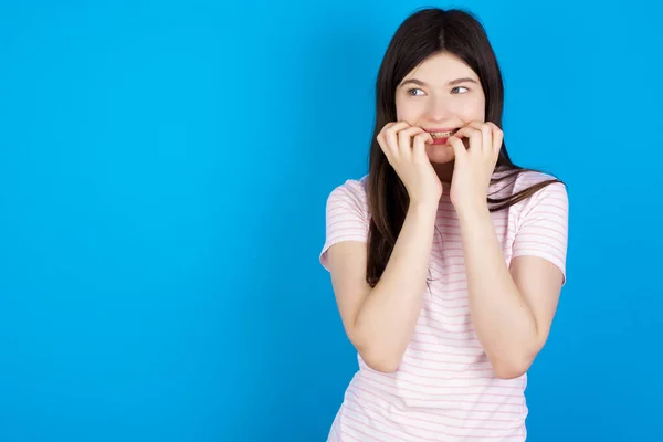 Terrified Young Brunette Woman Looks Empty Space — ストック写真