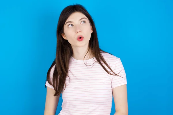 Shocked Young Brunette Woman Look Empty Space Open Mouth Screaming — ストック写真